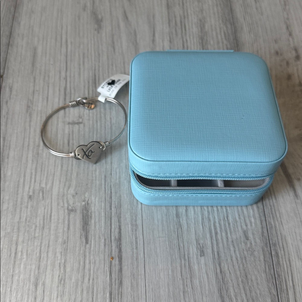 Vlando Small Travel Jewelry Box in Teal and bracelet - Picture 4 of 4